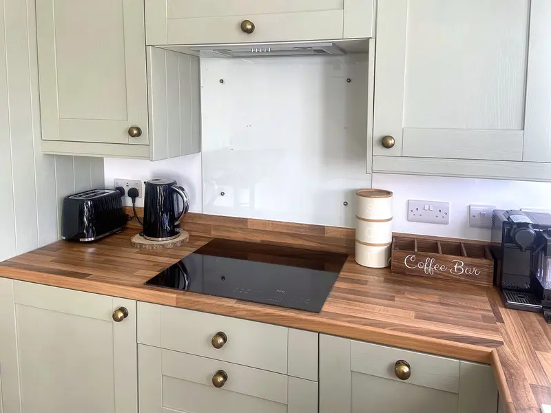 Induction hob, toaster and kettle on oak-effect worktops